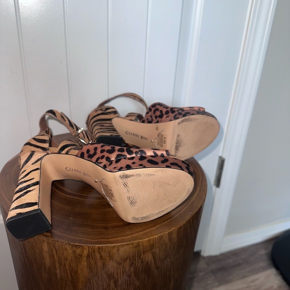 Gianni Bini Tan and Black Heels with Platform 6.5M - Picture 4 of 5